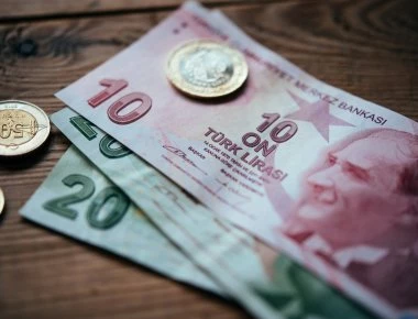 Η τουρκική λίρα συμπαρασύρει και την οικονομία στα κατεχόμενα: Καλπάζει ο πληθωρισμός